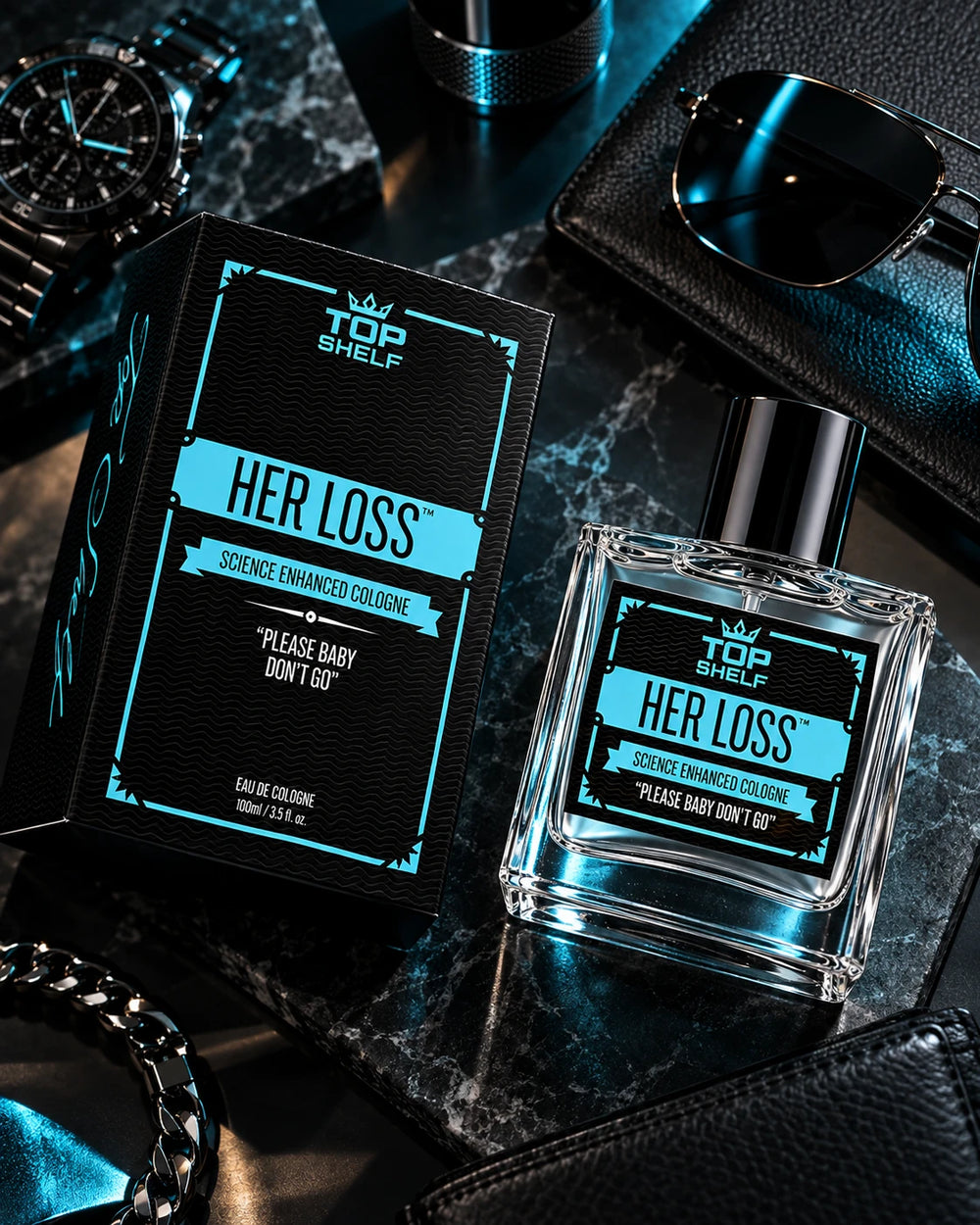 Her Loss con reloj y lentes